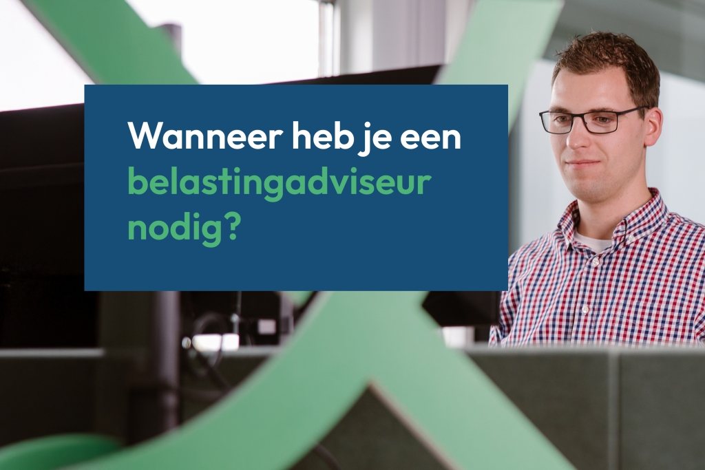 Belastingadviseur en accountant bespreken samen het dossier van een ondernemer
