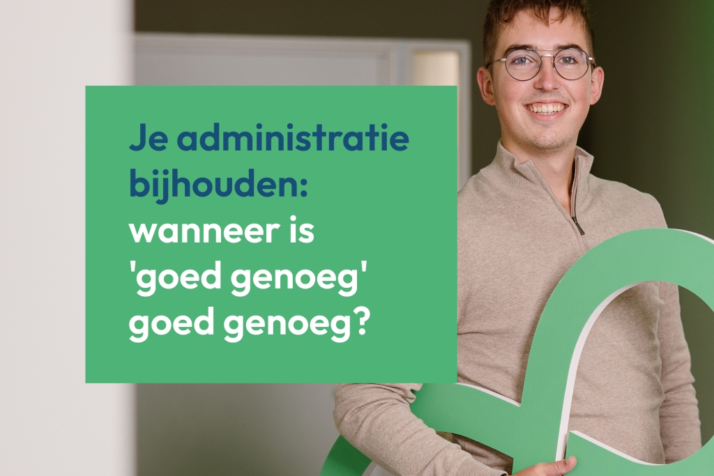 Ondernemer werkt zijn administratie bij achter zijn laptop
