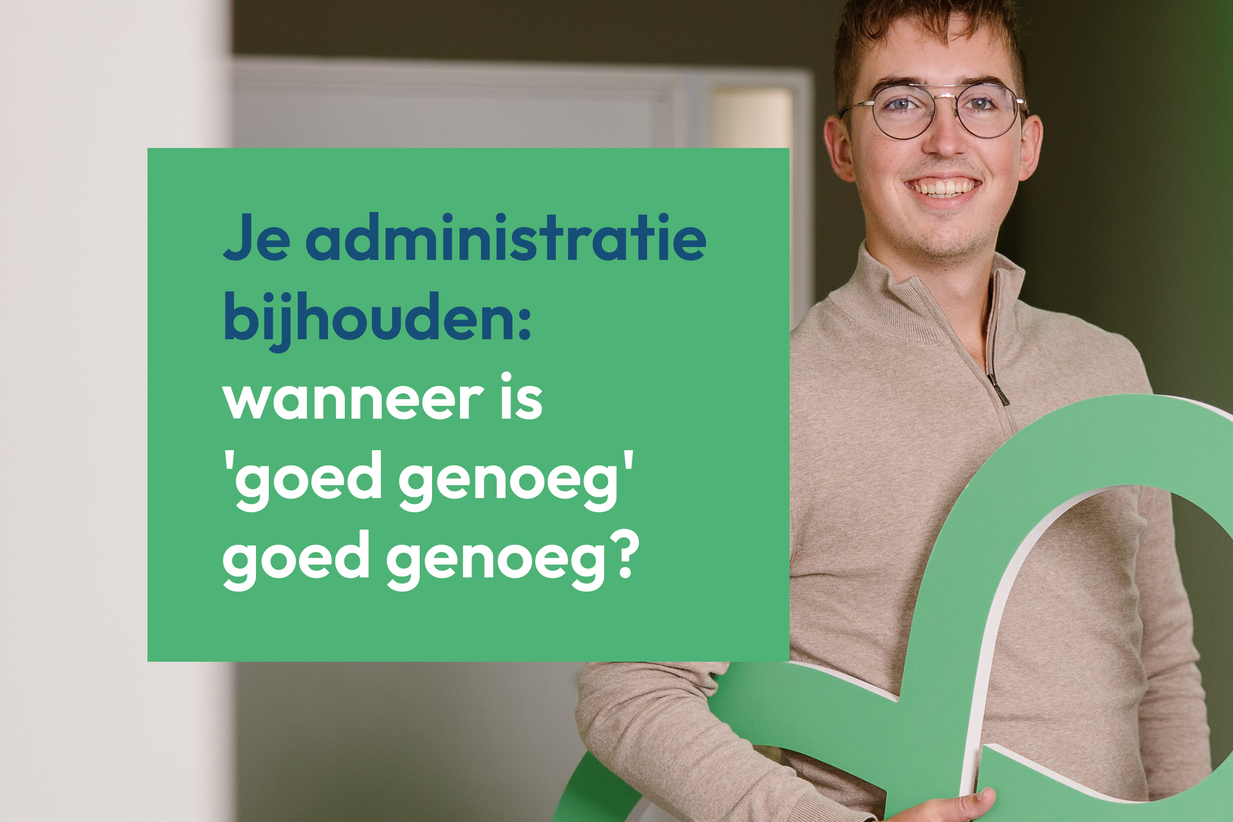 Ondernemer werkt zijn administratie bij achter zijn laptop