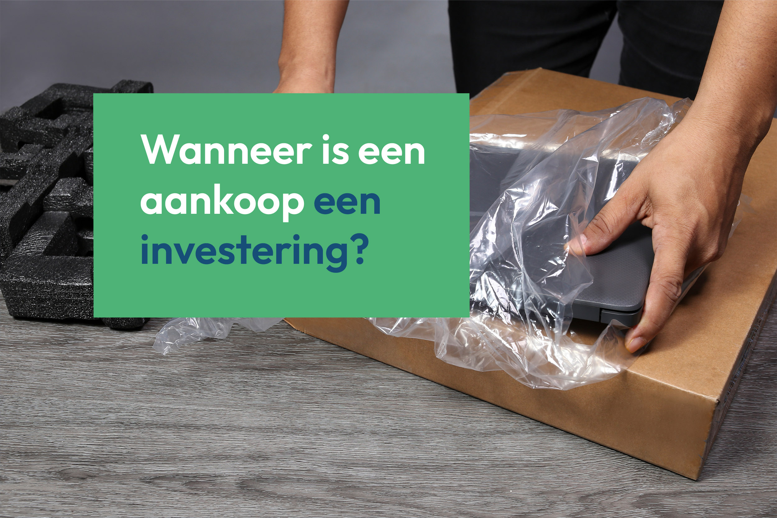 Ondernemer bekijkt een factuur van een nieuwe machine in zijn werkplaats